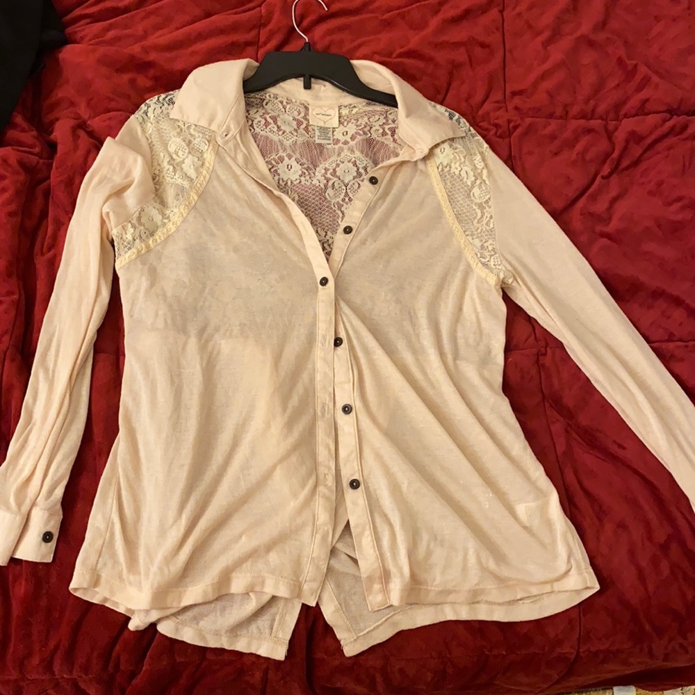 Women’s fancy button down long sleeved shirt. Good condition and quality, sizeXL